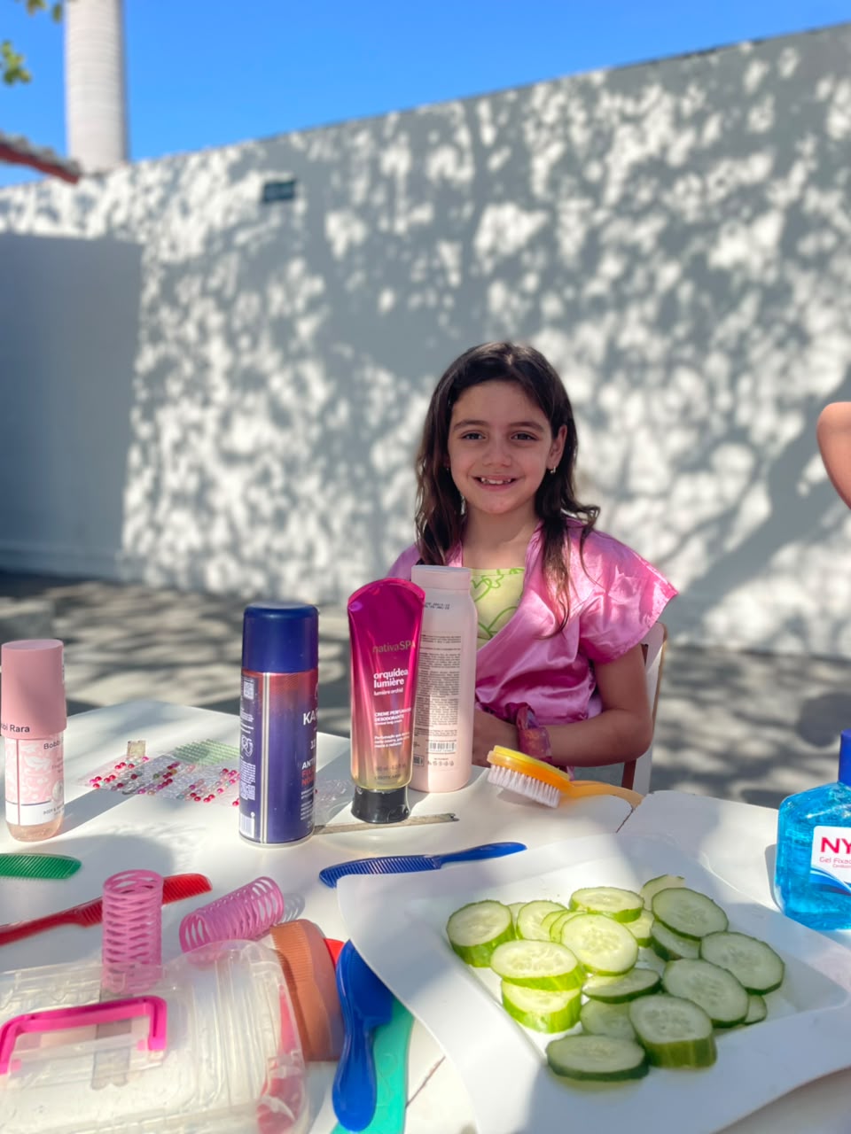 Criança participando da experiência de Spa Kids ao ar livre.