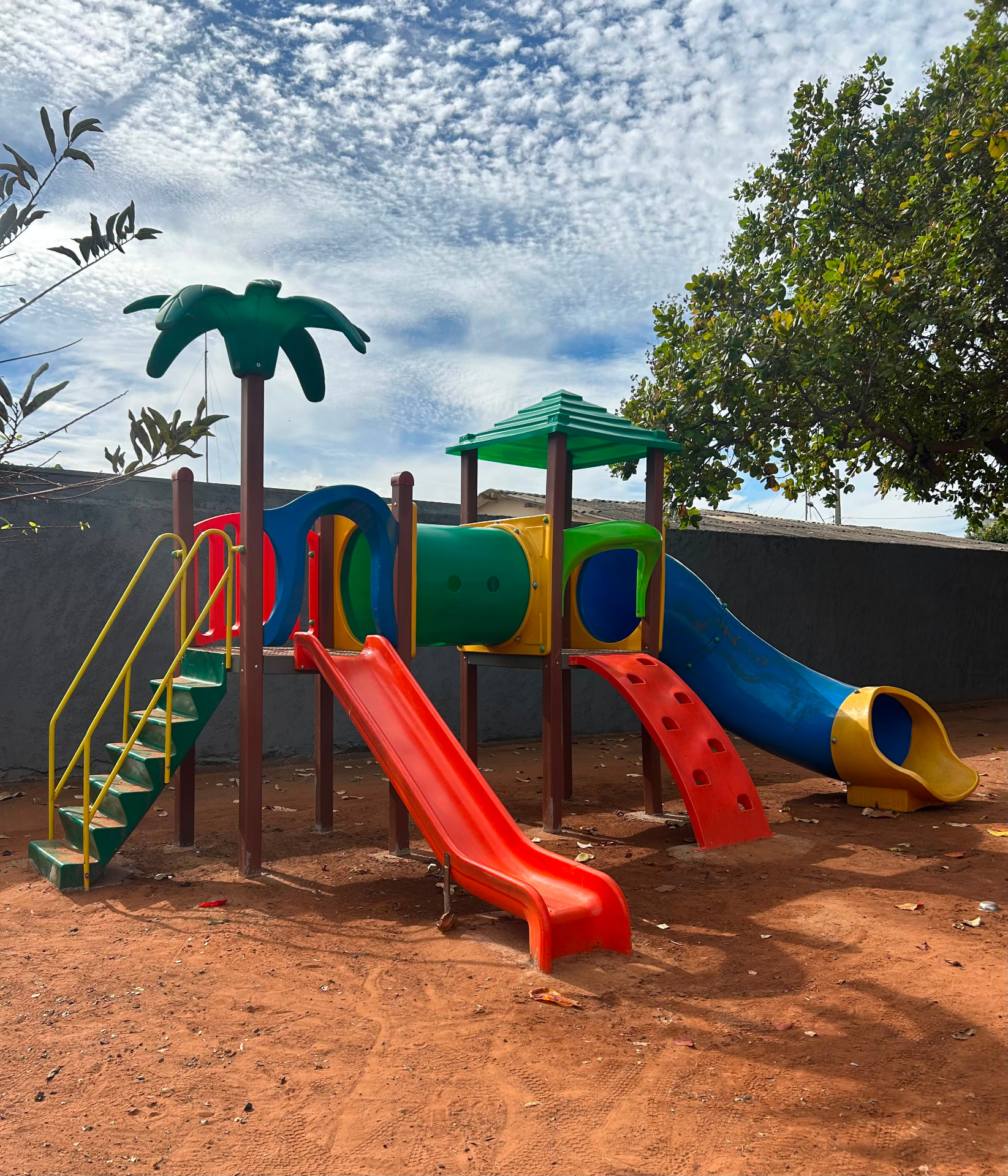 Playground colorido com escorregadores no espaço externo da Talsce.